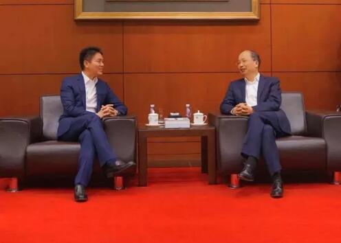 中國(guó)工商銀行董事長(zhǎng)易會(huì)滿和京東集團(tuán)董事局主席兼首席執(zhí)行官劉強(qiáng)東見(jiàn)證了雙方合作協(xié)議的簽署。 