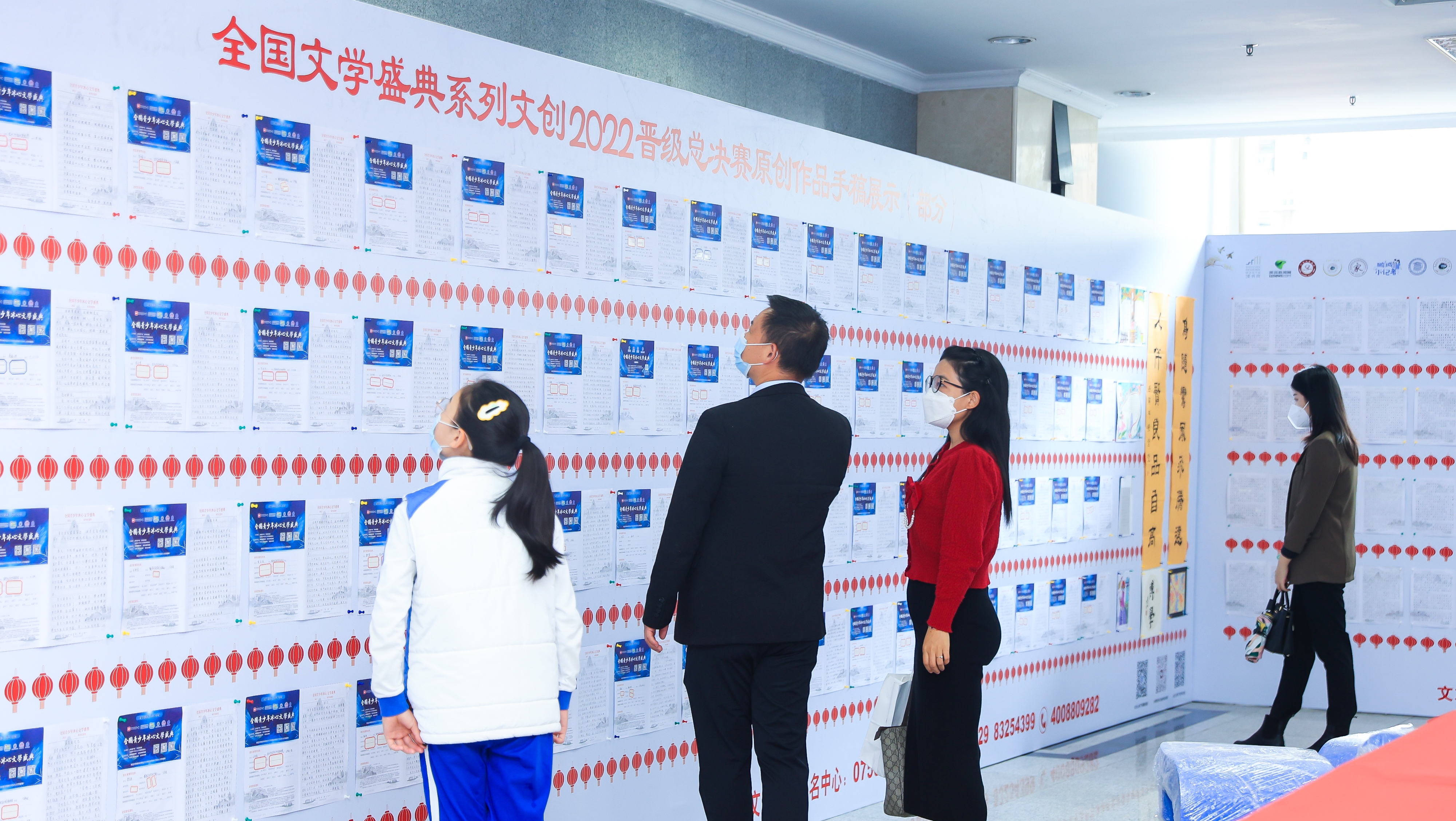 與會的領導嘉賓、師生文友共同走進全國文學盛典年度慶典現(xiàn)場展示區(qū)