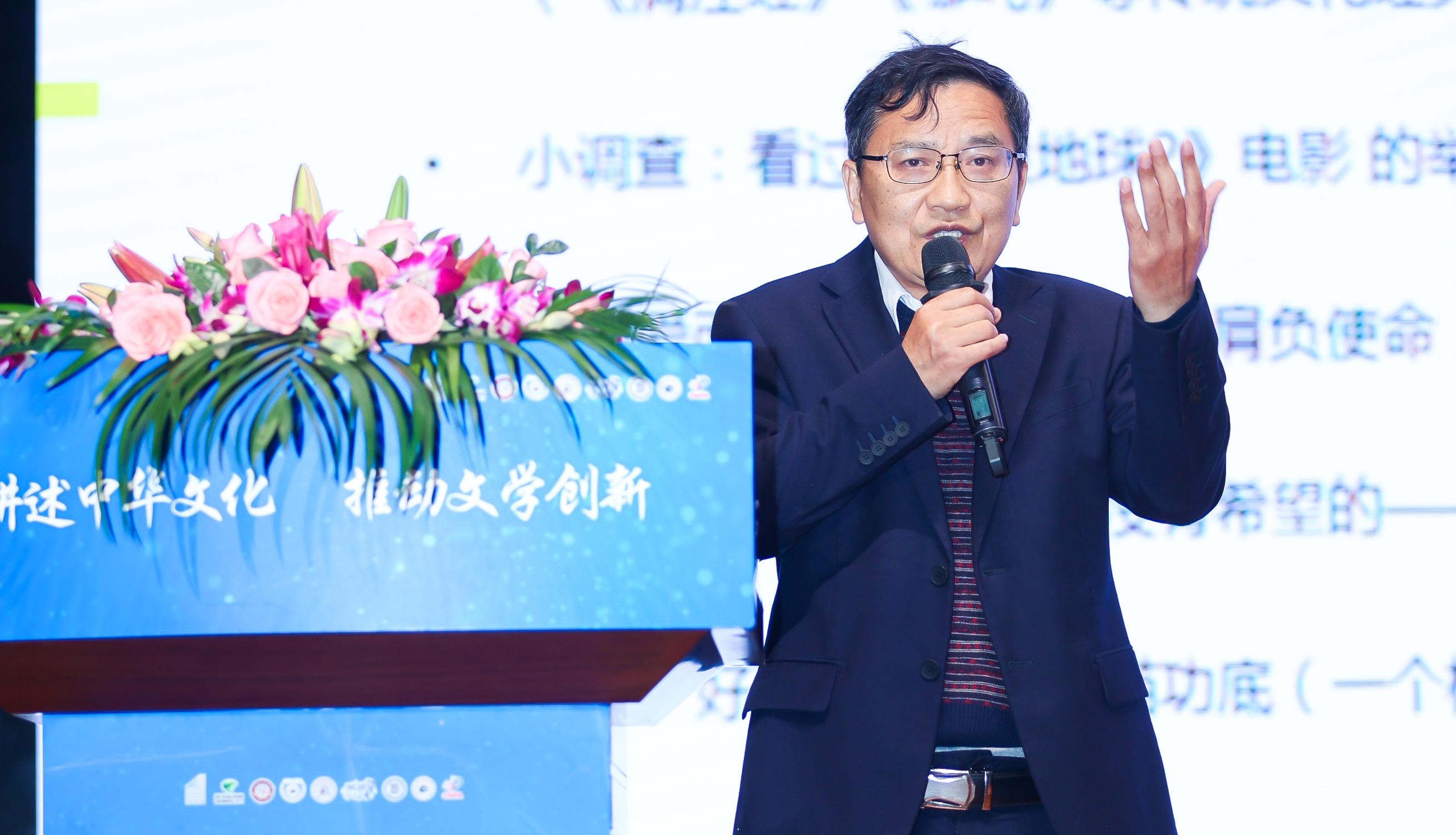 活動現(xiàn)場，“全國文學盛典名師大講堂”主講嘉賓謝晨為大家?guī)碇黝}講座